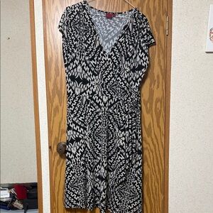 212 Collection Black and White Abstract Midi Dress